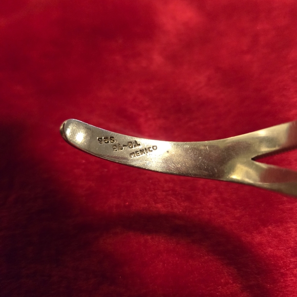 Elegant Silver Bracelet with Black Stone - Picture 9 of 9